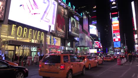 Nächtliche-Menschenmengen,-Taxis-Und-Helle-Neonwerbung-Auf-Dem-Times-Square-In-New-York-City-New