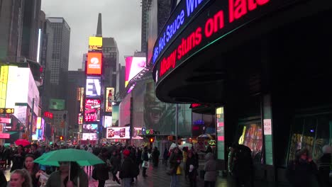 Eine-Neblige-Nacht-Am-Times-Square-In-New-York