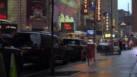 Eine-Schöne-New-Yorker-Straßenszene-Bei-Nacht-Im-Regen-Mit-Malqualitäten-1