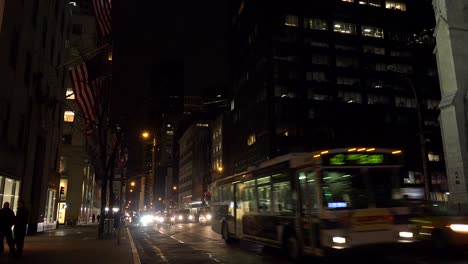 Der-Verkehr-Bewegt-Sich-Nachts-Entlang-Der-Fifth-Avenue