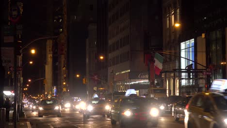 Taxis-Und-Verkehr-Nachts-In-New-York-Cityyo
