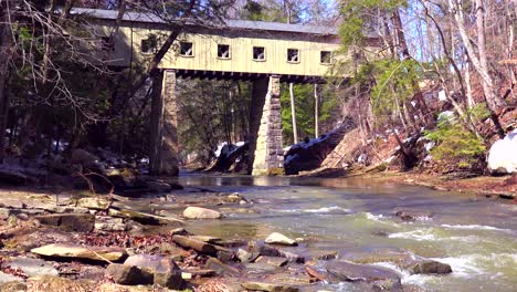 Un-Hermoso-Puente-Cubierto-Sobre-Un-Río-En-Ohio
