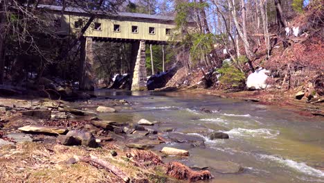 Eine-Schöne-überdachte-Brücke-über-Einen-Fluss-In-Ohio-1
