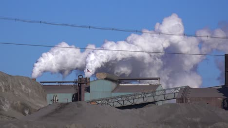 Die-Globale-Erwärmung-Wird-Durch-Aufnahmen-Von-Einem-Stahlwerk-Suggeriert,-Das-Rauch-In-Die-Luft-Stößt