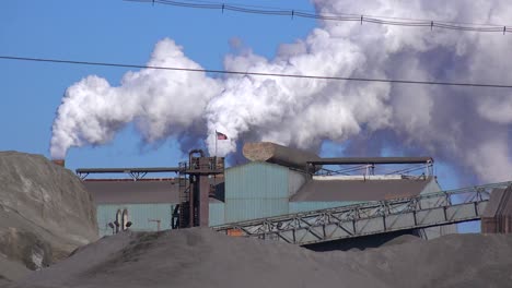 Die-Globale-Erwärmung-Wird-Durch-Aufnahmen-Von-Einem-Stahlwerk-Suggeriert,-Das-Rauch-In-Die-Luft-Stößt-1