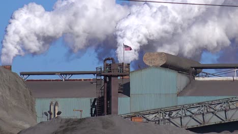 Die-Globale-Erwärmung-Wird-Durch-Aufnahmen-Von-Einem-Stahlwerk-Angedeutet,-Das-Rauch-In-Die-Luft-Stößt-2