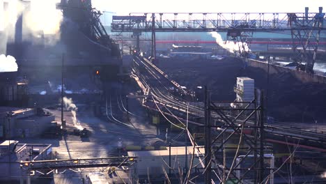 Kameraschwenk-Eines-Geschäftigen-Stahlwerks-Mit-Rauch-Aufstoßen-Deutet-Auf-Globale-Erwärmung-Hin