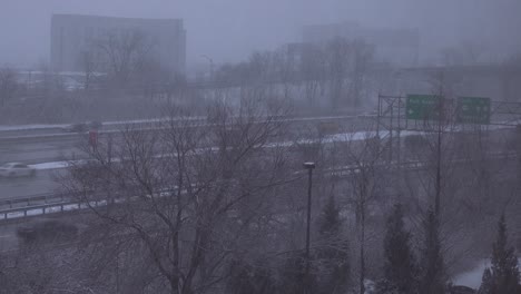 Ein-Schneesturm-Trifft-In-Der-Nähe-Einer-Autobahn