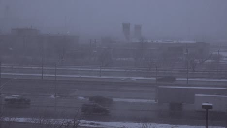 Una-Tormenta-De-Nieve-Golpea-Cerca-De-Una-Autopista-Interestatal-1