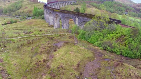 Una-Increíble-Vista-Aérea-Sobre-El-Viaducto-De-Glenfinnian-En-Escocia-Con-El-Tren-De-Vapor-Pasando