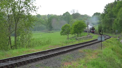 Der-Orient-Express-Dampfzug-Durch-Die-Englische-Landschaft