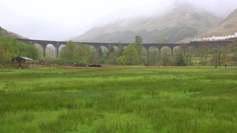 Una-Increíble-Vista-Amplia-Del-Viaducto-De-Glenfinnian-En-Escocia-Con-El-Tren-De-Vapor-Pasando