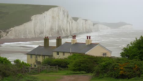 Beautiful-houses-along-the-shore-of-the-White-Cliffs-of-Dover-at-Beachy-Head-England-1