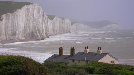 Beautiful-houses-along-the-shore-of-the-White-Cliffs-of-Dover-at-Beachy-Head-England-2