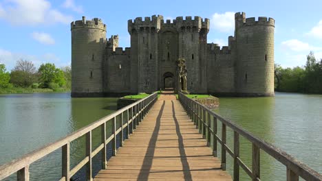 The-beautiful-Bodiam-castle-in-England-with-large-moat-3