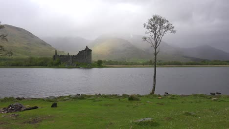 El-Castillo-De-Kilchurn-En-Loch-Awe-Escocia-En-La-Niebla
