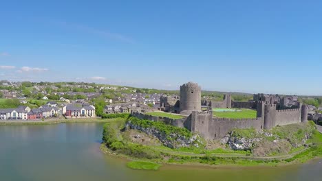 Eine-Wunderschöne-Aufsteigende-Luftaufnahme-Zeigt-Das-Schloss-Von-Pembroke-In-Wales