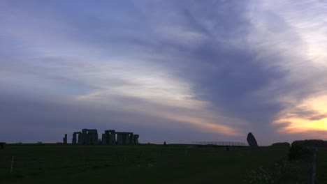 Stonehenge-In-Der-Ferne-Auf-Den-Ebenen-Von-England