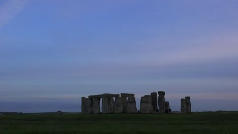 Stonehenge-In-Der-Ferne-Auf-Den-Ebenen-Von-England-1