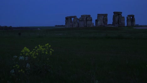 Stonehenge-In-Der-Ferne-Auf-Den-Ebenen-Englands-Bei-Nacht