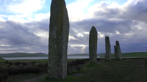 Die-Heiligen-Brodgar-Kreisförmigen-Keltischen-Steine-Auf-Den-Orkneyinseln-In-Nordschottland-4