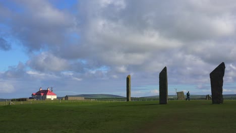 Die-Heiligen-Brodgar-Kreisförmigen-Keltischen-Steine-Auf-Den-Orkneyinseln-In-Nordschottland-Mit-Landwirtschaftlichem-Hintergrund