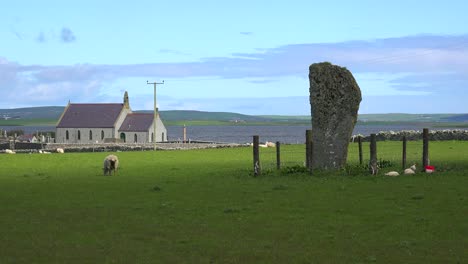 Die-Heiligen-Brodgar-Kreisförmigen-Keltischen-Steine-Auf-Den-Orkneyinseln-In-Nordschottland-Mit-Kirchlichem-Hintergrund