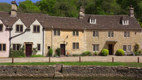 The-idyllic-riverside-cottages-in-the-town-of-Castle-Combe-in-the-English-countryside