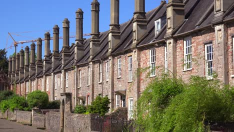 Beautiful-old-English-row-houses-line-the-streets-of-Wells-England-1