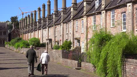 Beautiful-old-English-row-houses-line-the-streets-of-Wells-England-2