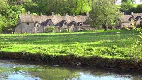 The-beautiful-and-well-preserved-old-English-town-of-Bilbury