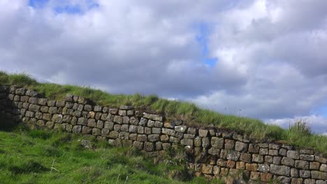 Ein-Zeitraffer-Von-Wolken,-Die-Sich-Hinter-Der-Hadriansmauer-In-England-Bewegen