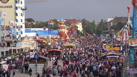 Grandes-Multitudes-De-Personas-Asisten-Al-Oktoberfest-En-Munich,-Alemania