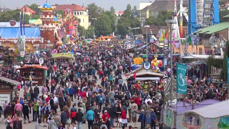 Riesige-Menschenmengen-Besuchen-Das-Oktoberfest-In-München-2