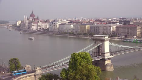 Budapest-Ungarn-Und-Parlament-Entlang-Der-Donau-3