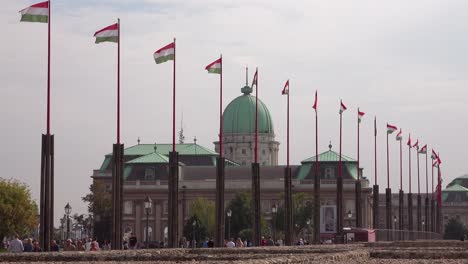 Ungarische-Flaggen-Wehen-In-Der-Nähe-Der-Budaer-Burg-Und-Des-Palastes-In-Budapest-Ungarn