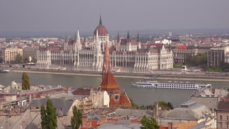 Aufnahme-Von-Budapest-Ungarn-Und-Parlamentsbewegung-Entlang-Der-Donau-2