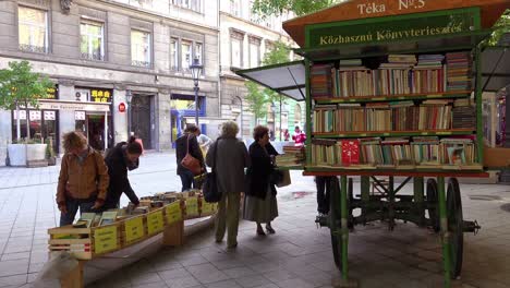 Una-Concurrida-Calle-De-La-Ciudad-Con-Un-Quiosco-De-Librería-En-El-Centro-De-Budapest,-Hungría