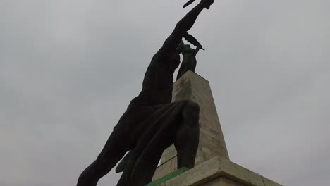 Reiseaufnahme-Der-Kommunistischen-Statue-Im-Sowjetischen-Stil-In-Der-Zitadelle-In-Budapest,-Ungarn