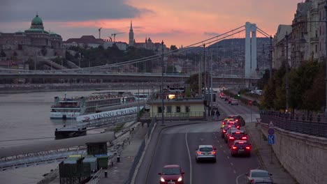 Tráfico-Junto-Al-Río-Danubio-En-Budapest-Hungría