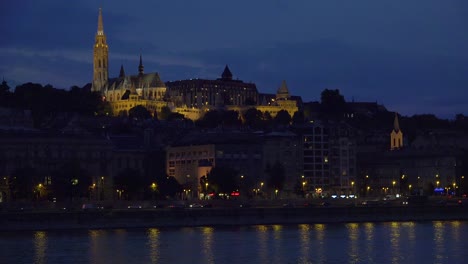 Blick-Bei-Nacht-über-Die-Donau-In-Budapest-Ungarn