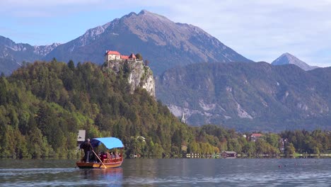 Ein-Ruderboot-Passiert-Das-Fort-Auf-Dem-See-Bled-Slowenien-2