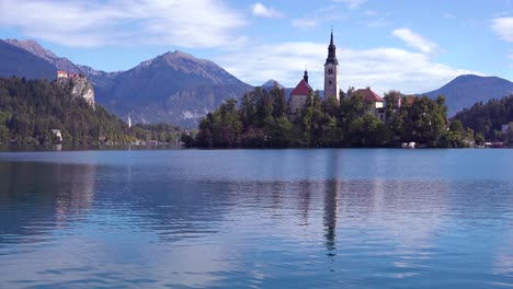 Hermosa-Toma-De-Establecimiento-Del-Lago-Bled-Y-El-Castillo-De-La-Isla-De-Eslovenia-2
