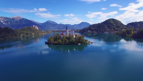 Wunderschöne-Luftaufnahme,-Die-über-Den-Bleder-See-Und-Das-Schloss-Slowenien-Fliegt