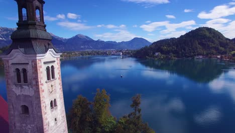 Gorgeous-vista-aérea-shot-flying-over-Lake-Bled-and-island-castle-Slovenia