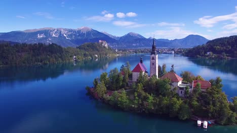 Wunderschöne-Luftaufnahme,-Die-über-Den-Bleder-See-Und-Die-Inselburg-Slowenien-Fliegt-1
