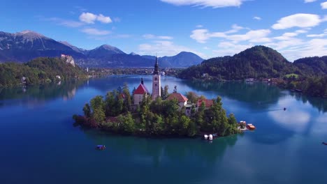 Wunderschöne-Luftaufnahme,-Die-über-Den-Bleder-See-Und-Die-Inselburg-Slowenien-Fliegt-2