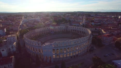 Atemberaubende-Luftaufnahme-Des-Bemerkenswerten-Römischen-Amphitheaters-In-Pula-Kroatien-1