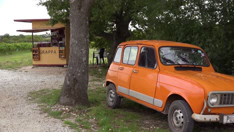 Ein-Außenstand-Verkauft-Grappa-Ein-Alkoholisches-Getränk-Am-Straßenrand-In-Kroatien