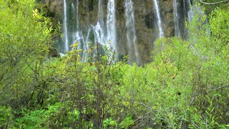 Kippen-Sie-Zum-Wunderschönen-Wasserfall-Im-Nationalpark-Plitvice-In-Kroatiencro